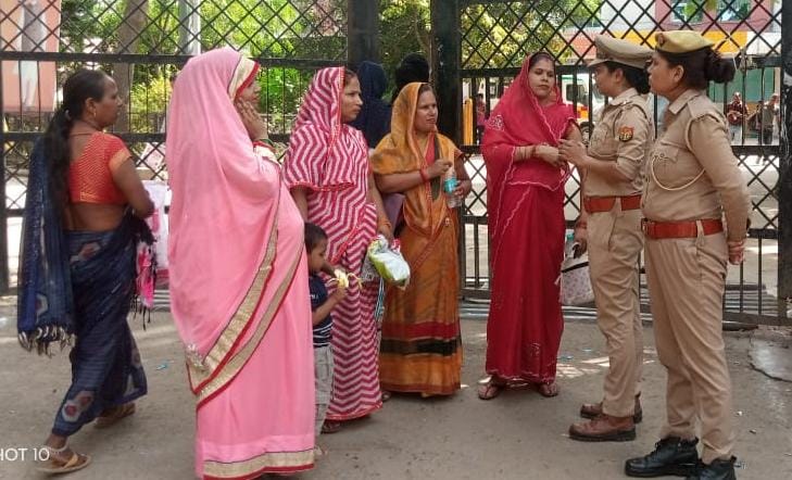 #Hardoi : मिशन शक्ति फेज-5.0 अभियान के सम्बन्ध में महिलाओं को दी जानकारी

#MissionShakti #WomenEmpowerment #HardoiPolice #SafetyAwareness #HelplineNumbers #PinkBooth #BreakingNews #LatestNews #News21National <a href="/hardoipolice/">Hardoi Police</a>