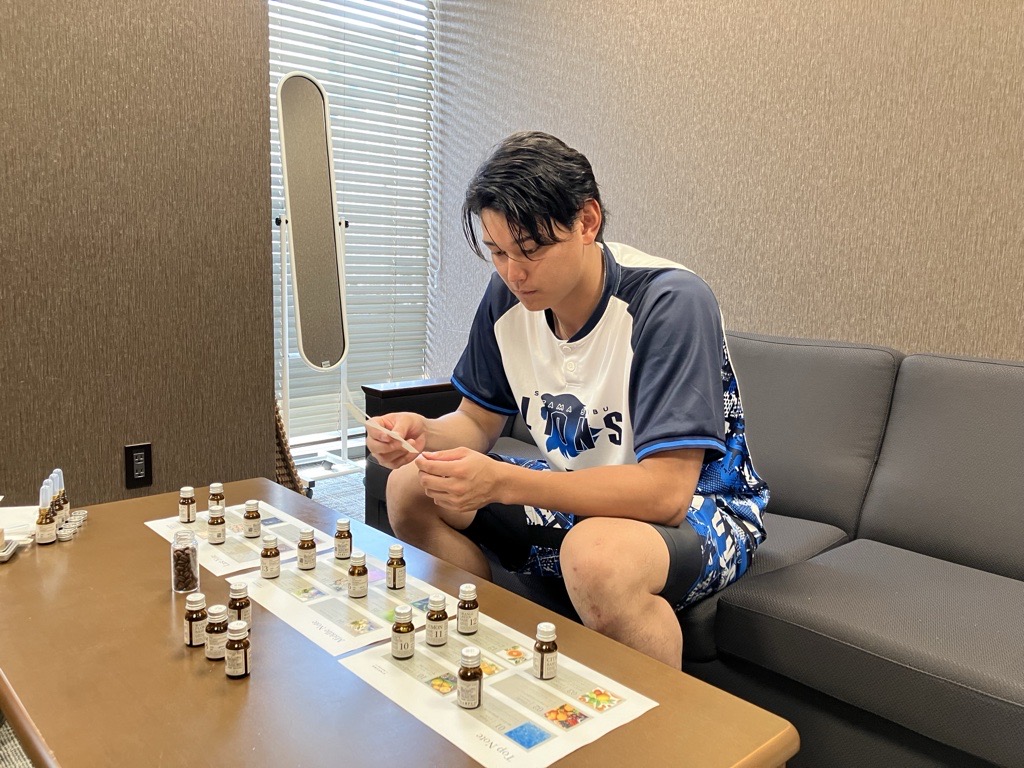 Lionsstore_web's tweet image. 🌸好評受付中🌸
選手こだわりの「選手プロデュース香水」

普段から香水を愛用し、
フルーツ系の香りが好きな #西川愛也 選手🍑🍋

好きな香り4種を組み合わせ、
悩みに悩んで完成させました🫧
こだわりの一本をぜひお試しください🌟
store.seibulions.jp/shop/pg/1playe…
#seibulions #埼玉西武ライオンズ