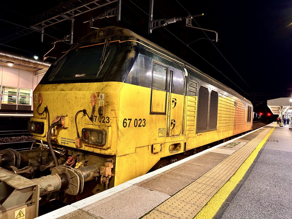 kingy69beard's tweet photo. #SkipSaturday @ColasRailUK 67023 ‘Stella’ and 67027 await the road to Kemble at Swindon station for a night of #RHTT action ! 3S31 Swindon Transfer to Worcester T.C. 📷01/10/25. https://t.co/emAKAZ4eIz