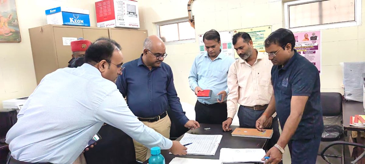 JMD NEWS (@jmdnewsflash) on Twitter photo #कानपुर 
🔘एक्शन मोड में कानपुर DM जितेंद्र प्रताप सिंह
🔘DM ने प्राथमिक स्वास्थ्य केंद्र का किया निरीक्षण
🔘ग्वालटोली में औचक निरीक्षण से कर्मचारियों में हड़कंप
🔘मेडिकल ऑफिसर समेत 3 स्वास्थ्यकर्मी मिले एब्सेंट
🔘एब्सेंट स्टाफ का 1 दिन की सैलरी काटने का दिया निर्देश
🔘मेडिकल #कानपुर 
🔘एक्शन मोड में कानपुर DM जितेंद्र प्रताप सिंह
🔘DM ने प्राथमिक स्वास्थ्य केंद्र का किया निरीक्षण
🔘ग्वालटोली में औचक निरीक्षण से कर्मचारियों में हड़कंप
🔘मेडिकल ऑफिसर समेत 3 स्वास्थ्यकर्मी मिले एब्सेंट
🔘एब्सेंट स्टाफ का 1 दिन की सैलरी काटने का दिया निर्देश
🔘मेडिकल