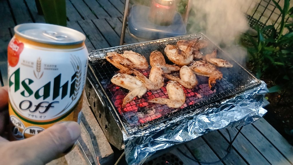 takelalapo's tweet photo. さっきまで花火の音🎆聞こえましたが🎇🙄今晩はお家でBBQ ！🔥🥩🐔🦑これは飲むっきゃないでしょ乾杯です🍻✨😆💕

#��日の晩ごはん
#アルコール解禁
#備忘録✏️
#手羽先🐔
#和牛🐮
#スルメイカ🦑
#飲み過ぎ注意 https://t.co/6TvOUH2hGw