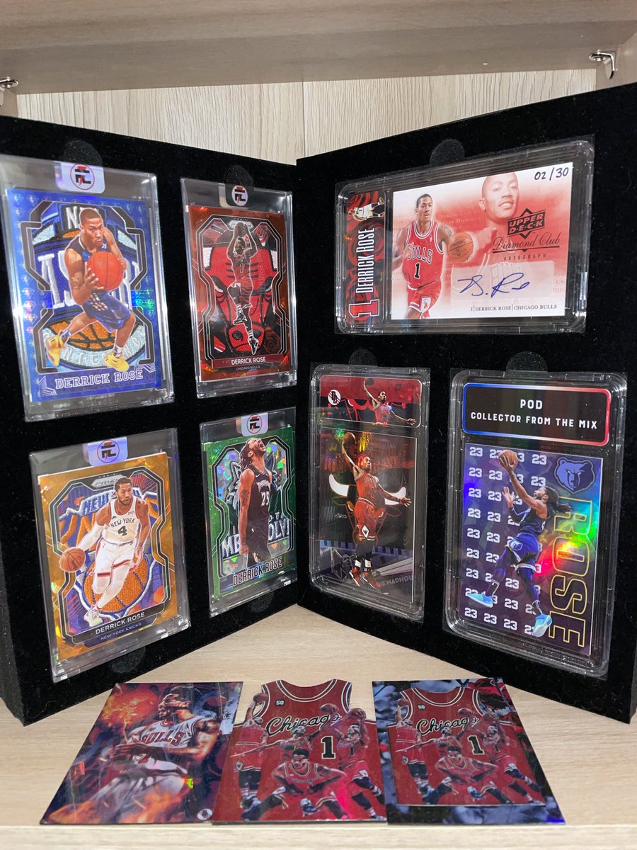 DesignerDrose's tweet image. Évidemment je ne peux pas oublier l’incroyable @Flash_Custom !
Et ma première auto de DRose aussi ❤️
Merci @Cardslabel pour le display et les protections 😊