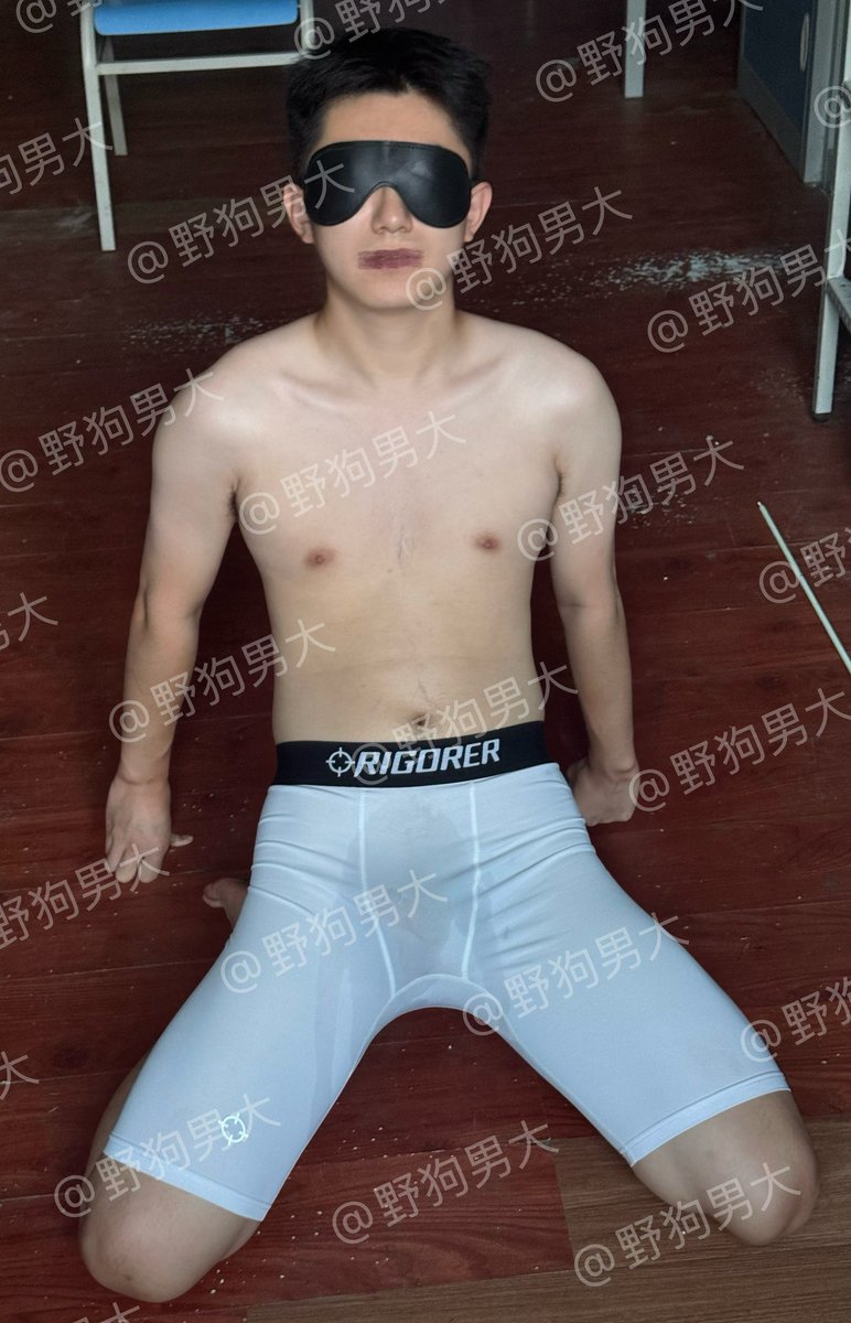 fpwsqr1069's tweet photo. 国庆室友都出去了，骚狗🐕狗逼痒了🥵勾引了直男学长来宿舍玩弄骚狗，主人用44码大脚🦶玩弄贱狗的狗屌.充满雄臭的刺鼻味道混杂着rush味,让骚狗沉迷，最后狗屌被主人的大脚踩尿了，好爽～🤤
好想被回来的室友发现骚狗的贱浪样🐶
#体育生S #直男调教 #宿舍 #SM #骚狗 #贱畜 #雄臭 #直男崇�� #北京金主 https://t.co/8O6CG8qftK