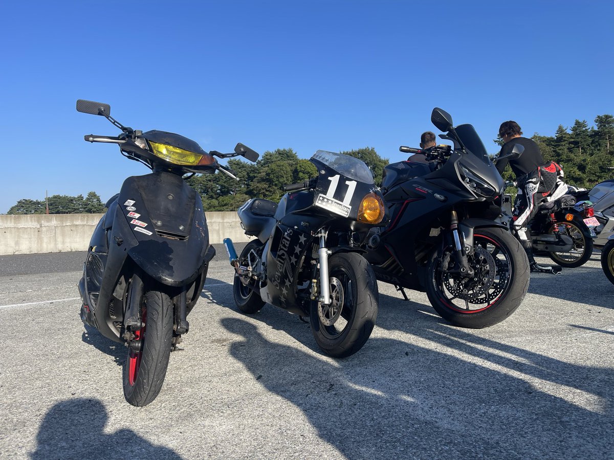 アフター二輪祭お疲れ様でした
散らなくて良かったー

骨折治ってないけどやっぱりバイク乗りたいよねって事でスクーターで参加

走行中は大丈夫でもグローブの付け外しが痛かったw

人様に言えるようなタイムや乗り方ではなかったけど、上手くなれるように練習とマシンの改善をしていかないとね