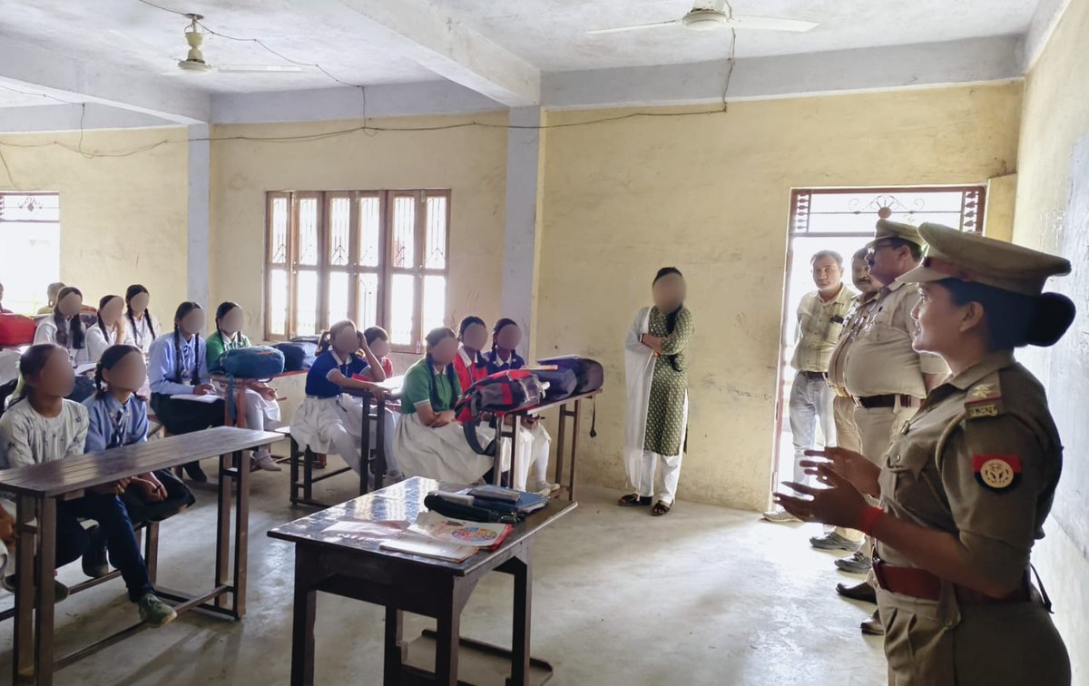 कमिश्नरेट प्रयागराज यमुनानगर जोन अंतर्गत थाना कोराव, मिशन शक्ति टीम द्वारा स्कूल/कॉलेज में जाकर बालिकाओं/छात्राओं एवं स्टॉफ की महिलाओं को #MissionShakti5 अभियान के तहत नारी स्वाभिमान,सुरक्षा और स्वाबलंबन का संदेश देते हुए सरकार द्वारा संचालित विभिन्न योजनाओं की जानकारी दी गयी ।