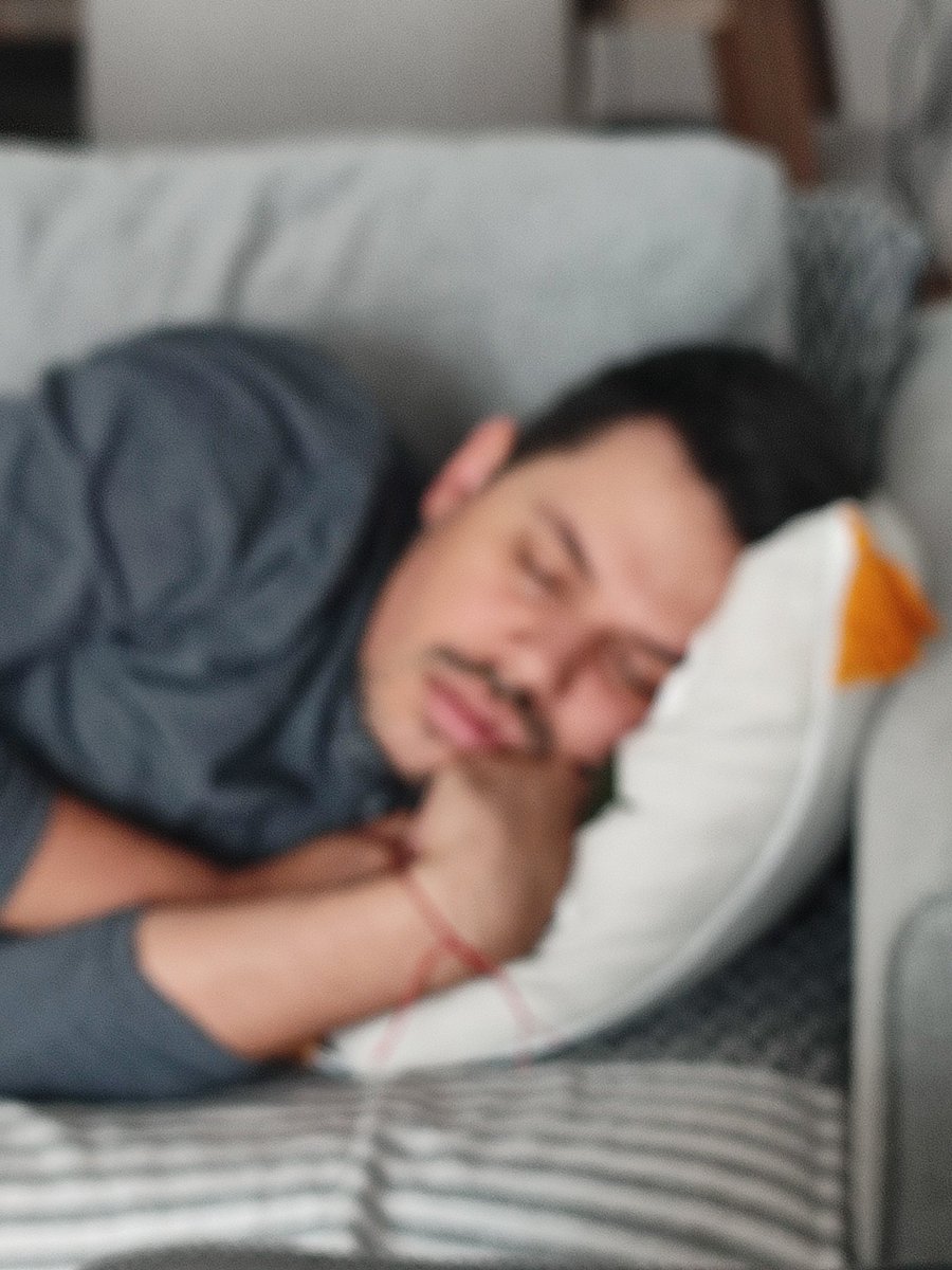 8 aylık gebeliğin verdiği hormonlora sığınarak olur olmadık saatlerde bi anda uyuyakaliyorum
 Olabilir yani bu da bi süreçtir gelir ve geçer. Peki bu arkadaşın nesi var <a href="/smhztrk/">Semih</a>