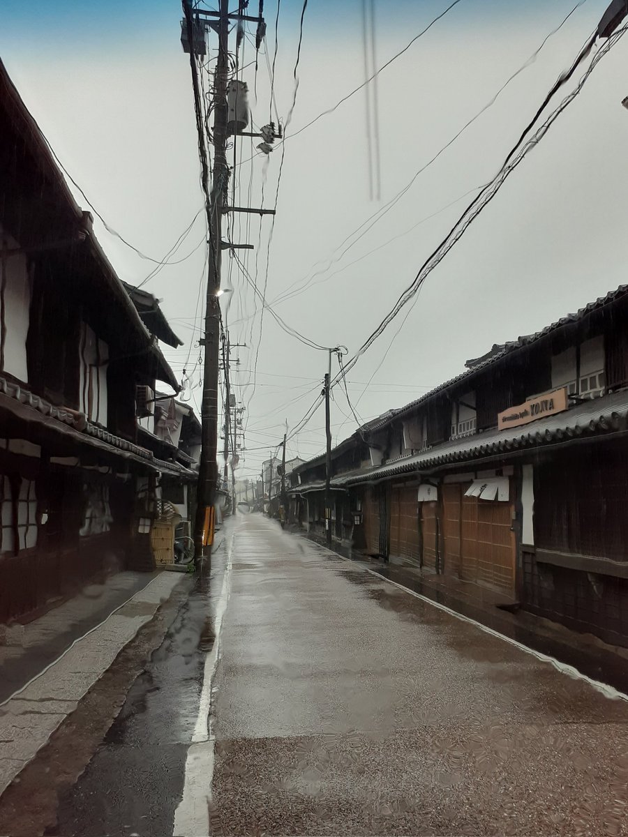 suriashiwalker's tweet photo. 肝心なところで凹んでしまうくせに 自己嫌悪の反動か後で無鉄砲なことを やらかしてしまう寅さんトコの満男くん。
泉さんの花嫁行列を妨害して騒動を起こしたのがここ津山でした。
城下町の写真を撮りたかったのですが 朝から生憎のひどい本降り。
あの化粧品店もまだ開店前でしたが自慢したくて一枚。 https://t.co/x72tWNDjGq