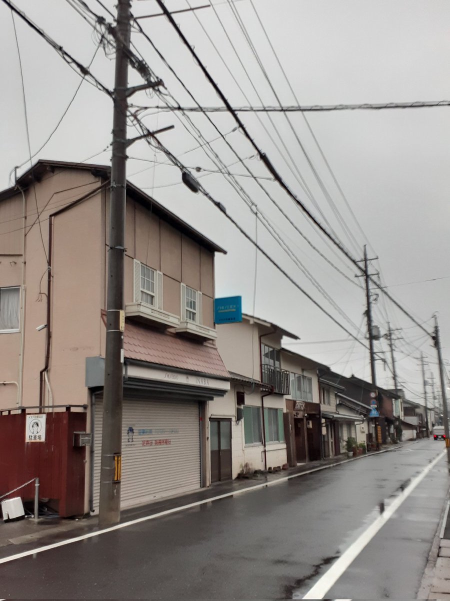 suriashiwalker's tweet photo. 肝心なところで凹んでしまうくせに 自己嫌悪の反動か後で無鉄砲なことを やらかしてしまう寅さんトコの満男くん。
泉さんの花嫁行列を妨害して騒動を起こしたのがここ津山でした。
城下町の写真を撮りたかったのですが 朝から生憎のひどい本降り。
あの化粧品店もまだ開店前でしたが自慢したくて一枚。 https://t.co/x72tWNDjGq