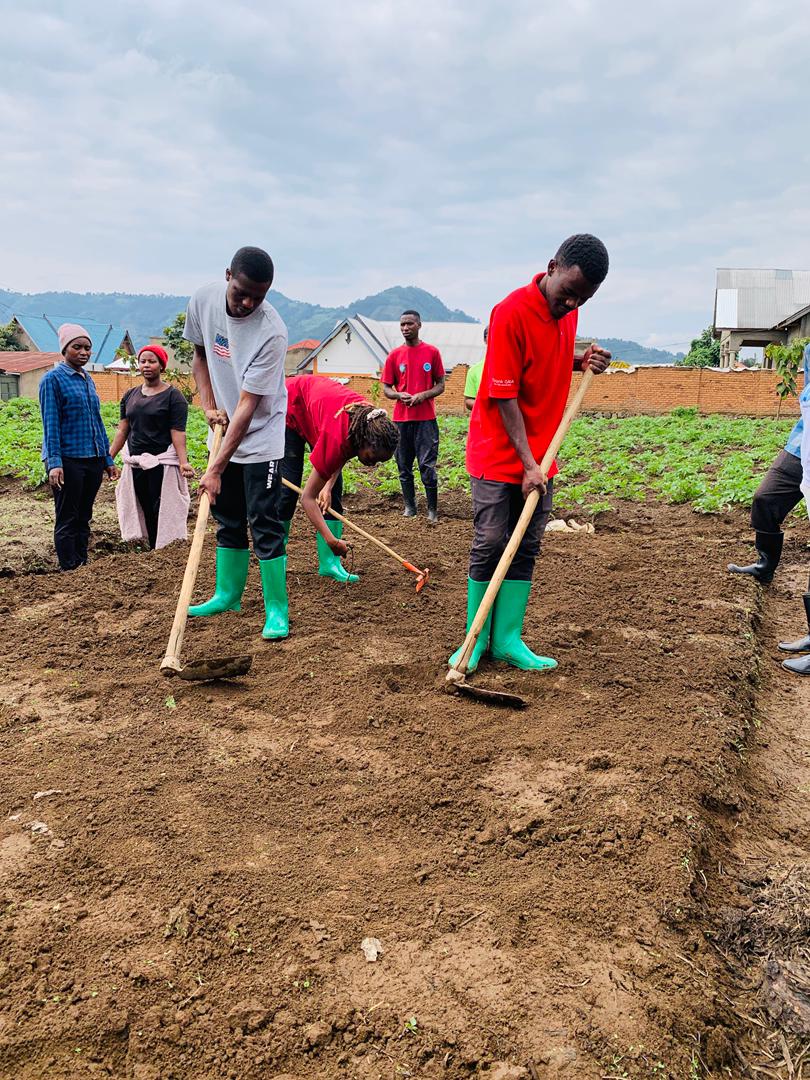 agripeak1's tweet image. Where do you spend your weekends? As farmers, we dedicate our weekends to working on the farm , ensuring that no one suffers from hunger. By empowering youth in agriculture, we believe we are empowering both the future &amp;amp; our communities.
#WeForChange 
#WeAreAgripeak
@RwandaCSSA