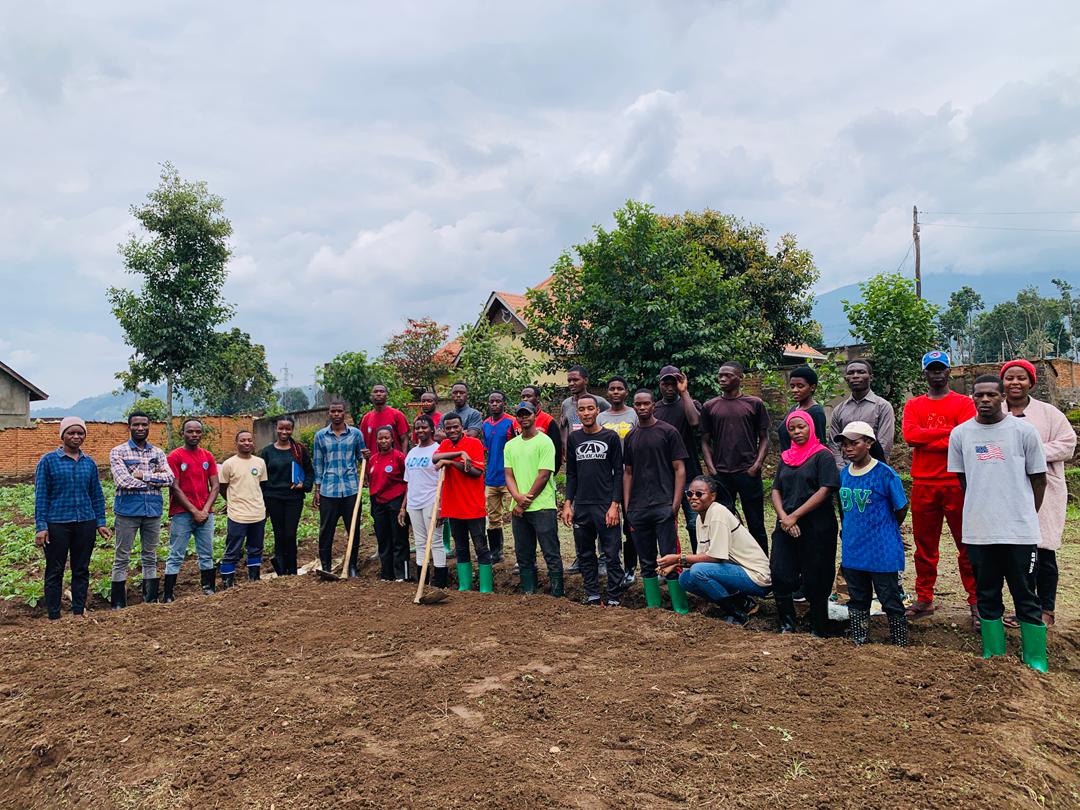 agripeak1's tweet image. Where do you spend your weekends? As farmers, we dedicate our weekends to working on the farm , ensuring that no one suffers from hunger. By empowering youth in agriculture, we believe we are empowering both the future &amp;amp; our communities.
#WeForChange 
#WeAreAgripeak
@RwandaCSSA
