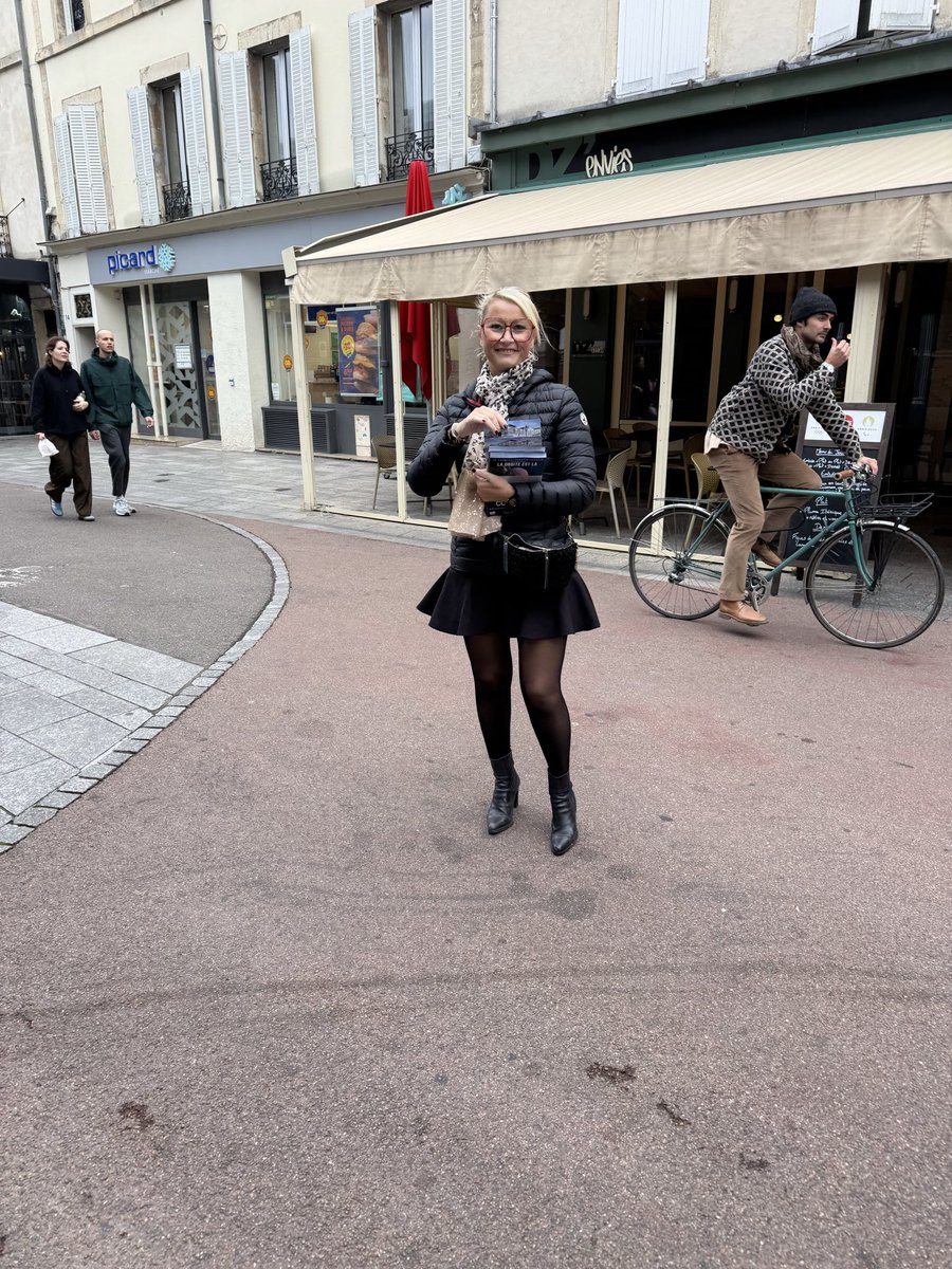 jeremy_dam83311's tweet photo. 🗳️ Tractage au marché de #Dijon ce matin !
Belle ambiance et échanges encourageants avec les Dijonnais 🇫🇷
Avec @thierrycoudert , tête de liste du RN–UDR et alliés, nous portons une alternative de bon sens pour une ville plus sûre, plus propre et plus vivante 💪

#Dijon2026 https://t.co/K9qB57SMFk