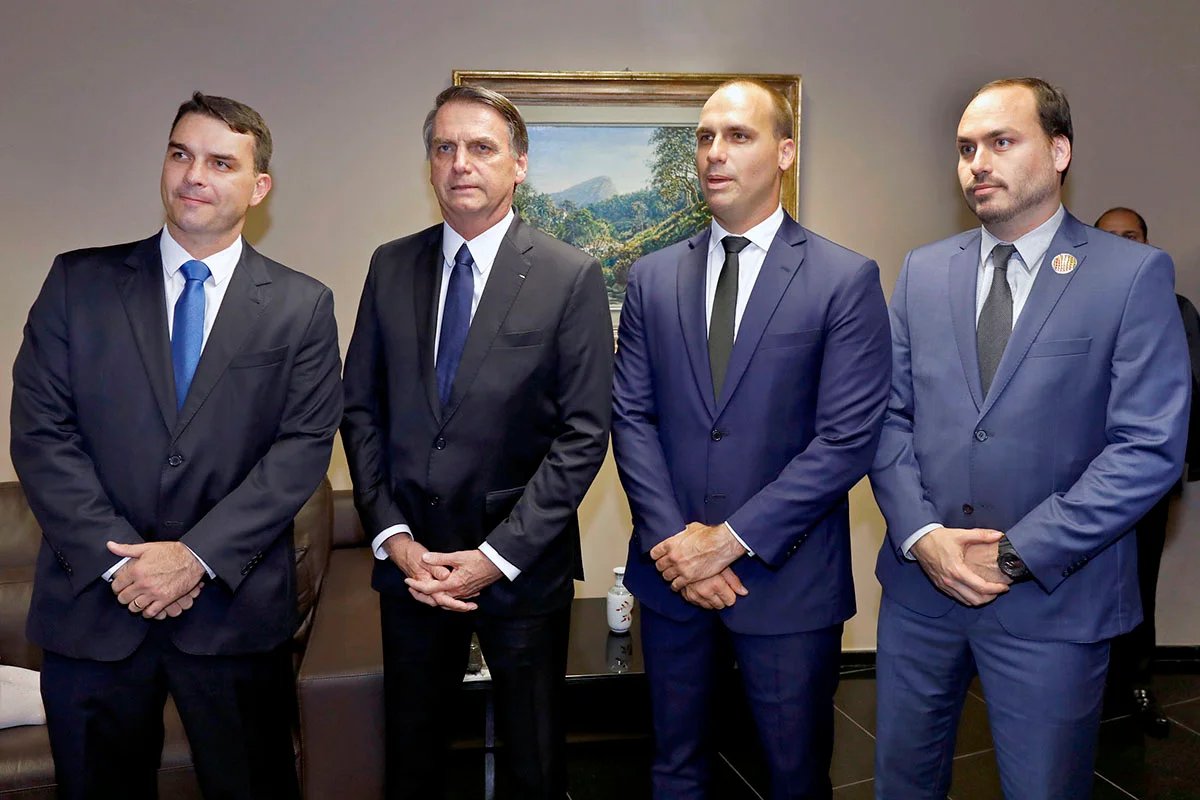 ➡️ Para "acalmar" Eduardo, bolsonaristas articulam chapa Tarcísio-Flávio

Ala do bolsonarismo articula, nos bastidores, uma chapa para 2026 com Tarcísio de Freitas candidato a presidente e Flávio Bolsonaro de vice

Leia na coluna de <a href="/igorgadelham/">Igor Gadelha</a>: curt.link/QOYYN