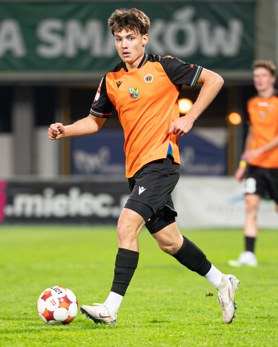 Kamil Grzelak nabiera rozpędu. W ubiegłym roku debiut, w maju wyjściowa "11", teraz asysta przy golu. Tak trzymaj! ✊

#APNChrobry | #SMSChrobry