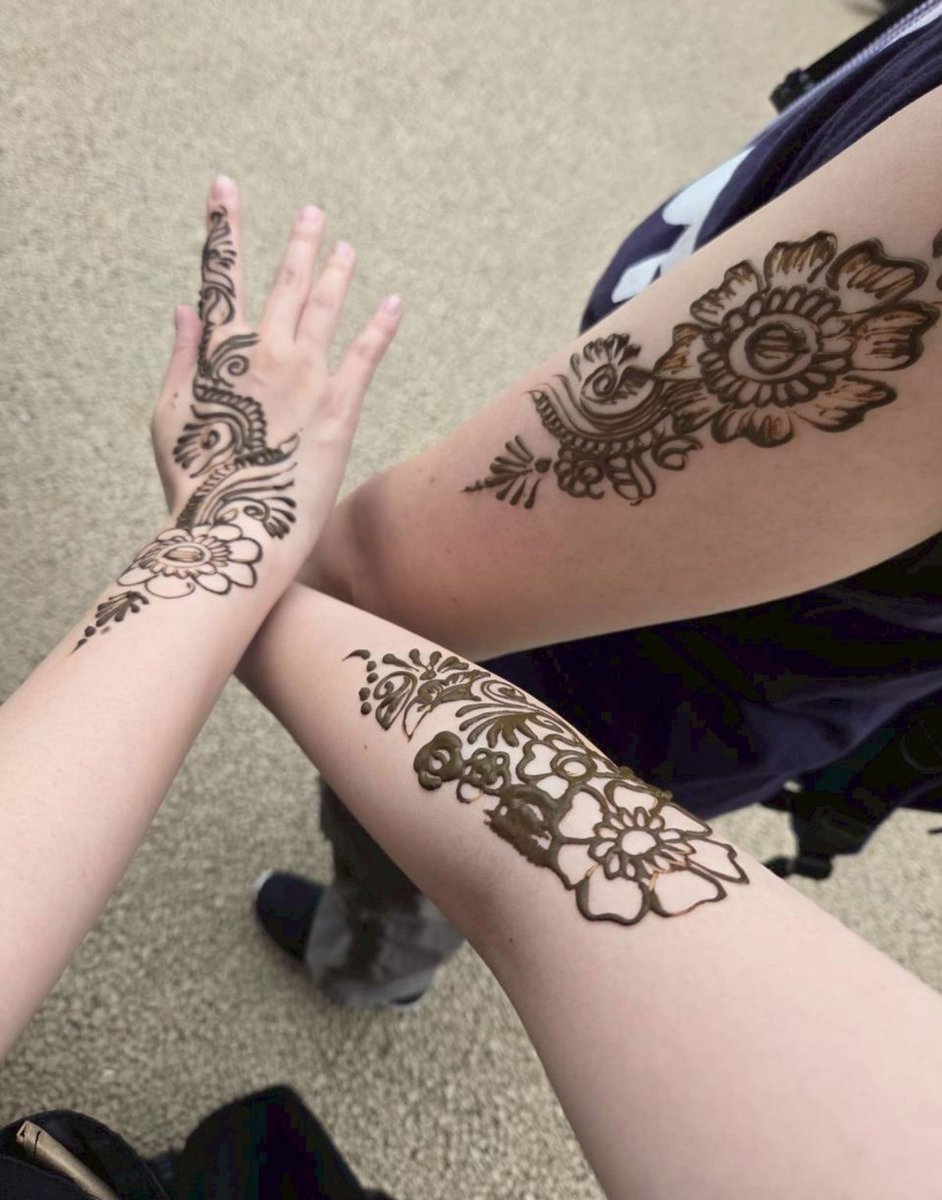 ネパールのヘナタトゥーやった！
手書きでスラスラ〜っとあっという間に完成✨