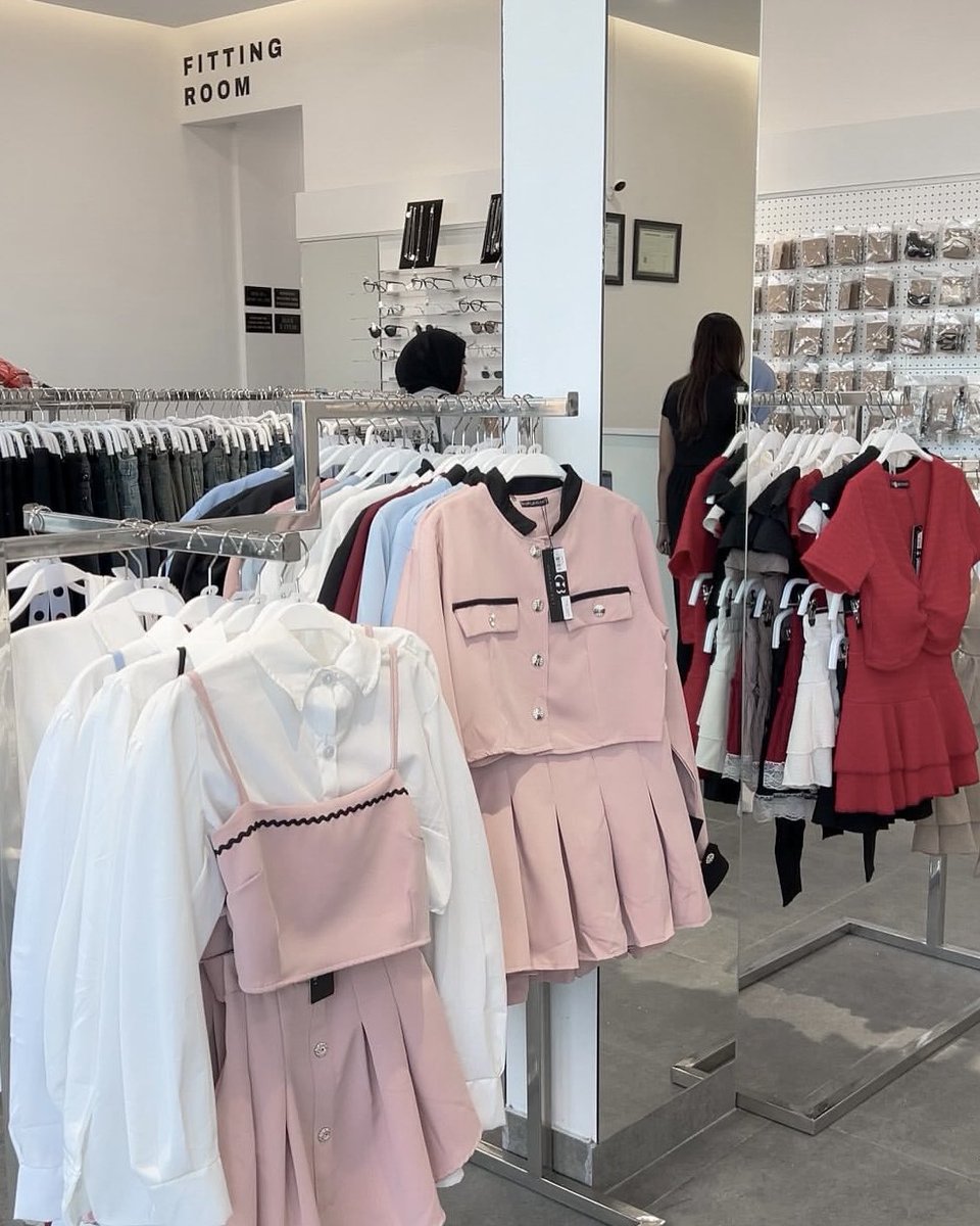 berburushopee's tweet photo. GUYSSS I FOUND A HIDDEN GEM!!💗

ciwi-ciwi pasti bakalan kalap kalo ke toko ini, semua outfitnya cantik dan gemes banget😭 https://t.co/UmilzSpqhO