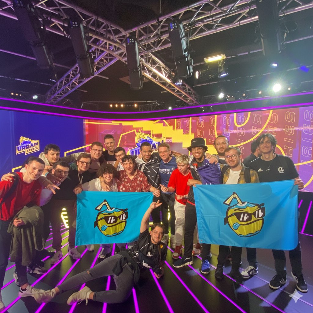 Après l’annonce d’hier un groupe de fan s’est rassemblé à l’espot pour célébrer ensemble ! Ça fait chaud au cœur 💙 💛

#LMRonTOP