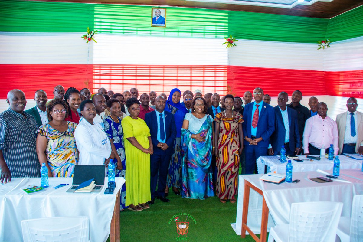 Burundi_senat's tweet image. 1/2#Burundi: En date du 03 octobre 2025, les sénateurs délégués par le @Burundi_senat ont rencontré les conseillers et administratifs communaux de #Muyinga, #Kayanza, #Shombo et #Rwibaga pour s'entretenir sur la décentralisation et le contrôle du Sénat sur les communes
