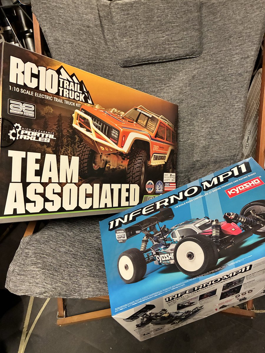 LX5OI3tw1POM0l1's tweet photo. さあ、また忙しくなるぞー🤣
#associated
#kyosho
#MP11
#RC10Trailtruck https://t.co/uA6yDUFrLk