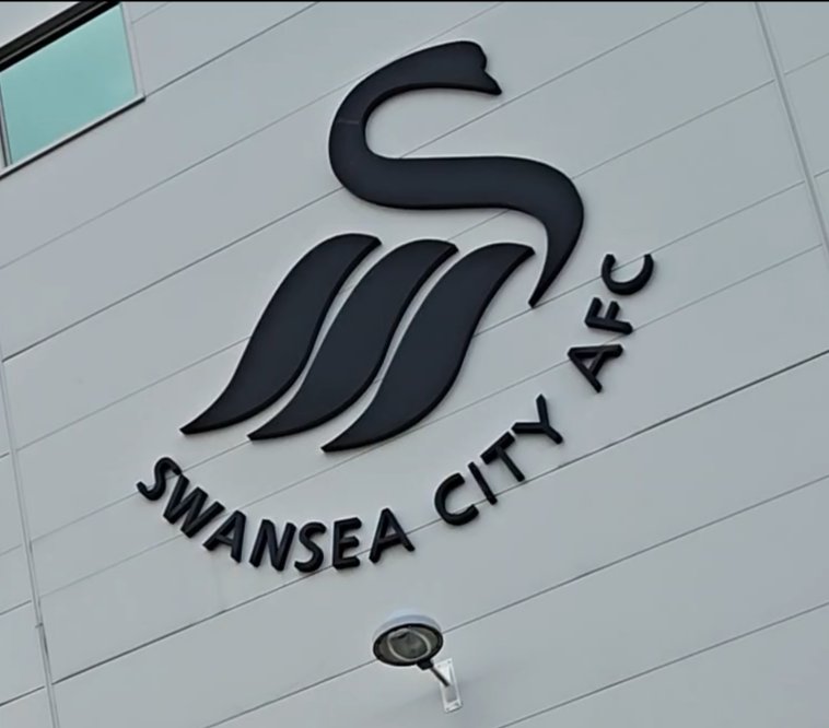 Safe travels to the 1,700 #LCFC tackling the winds to head to <a href="/SwansOfficial/">Swansea City AFC</a> today 🍃🍃🍃

No specific "away pubs" with most places generally mixed, including the Harvester next to the 🏟️

See you down there 🦊⚽👮🏻‍♂️