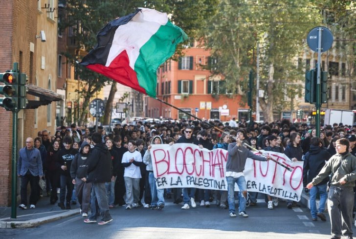 🇮🇹🇵🇸İtalyanlar tarihin vicdanında doğru tarafta yer alıyor. İsrail’in Filistin’deki soykırımlarına karşı bugün 1 milyondan fazla kişi sokaklarda tepkilerini dile getiriyor. 

Sadece başkent Roma’da 350 bin kişi protesto eylemine katılım sağlamış. 

Grazie Italia 🇮🇹🇵🇸