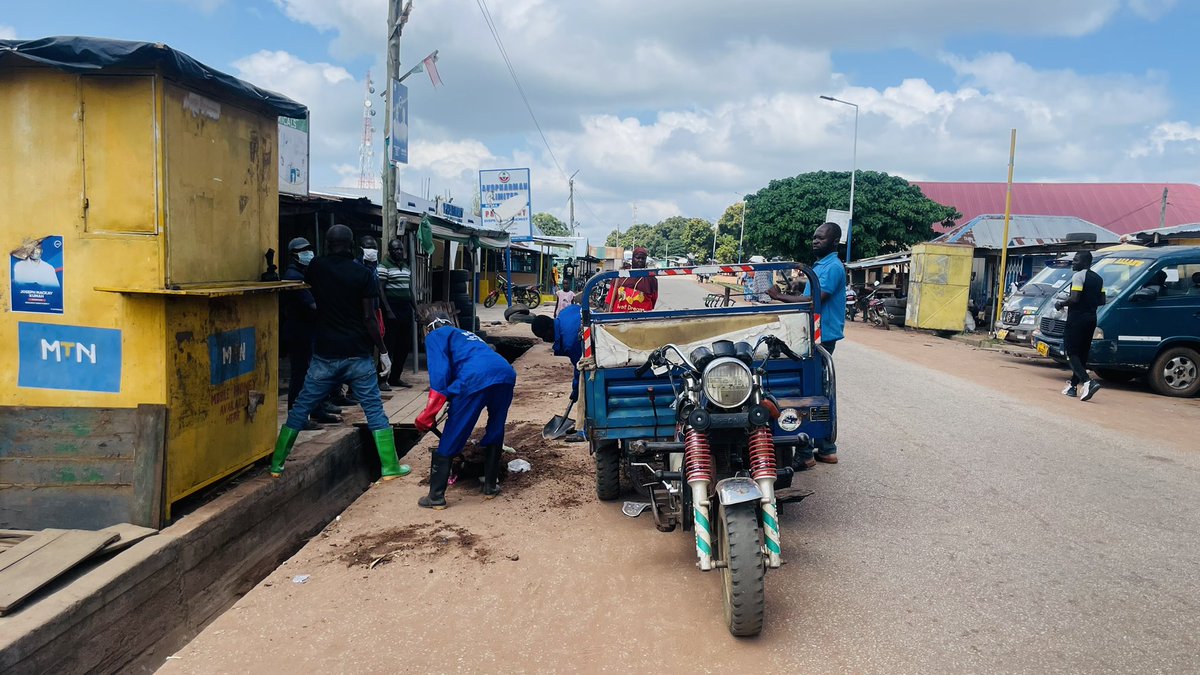 SeneWest's tweet photo. A resounding success in Kwame Danso today for National Sanitation Day! 🌟 Led by our dedicated District Chief Executive, Sene West District Assembly staff, and reps from all key agencies, we rolled up our sleeves for a massive clean-up drive. #NationalSanitationDay https://t.co/5yWixoXBRC