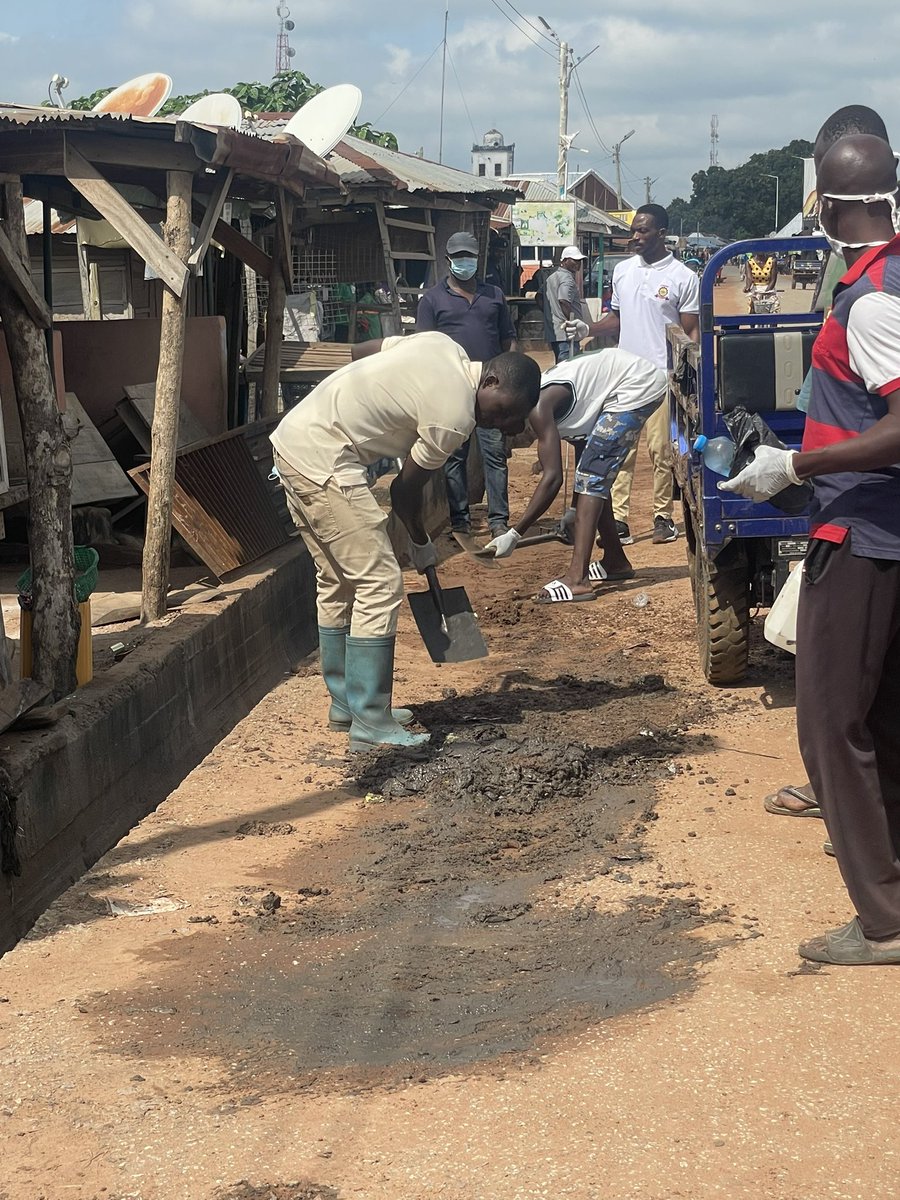 SeneWest's tweet photo. A resounding success in Kwame Danso today for National Sanitation Day! 🌟 Led by our dedicated District Chief Executive, Sene West District Assembly staff, and reps from all key agencies, we rolled up our sleeves for a massive clean-up drive. #NationalSanitationDay https://t.co/5yWixoXBRC
