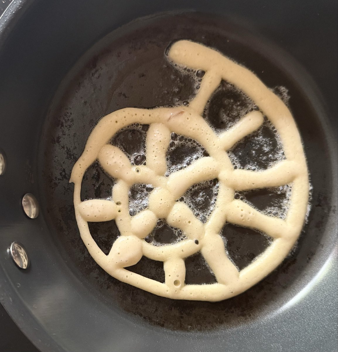 silverpebble's tweet image. Younger daughter &amp;amp; I are sorting our fossil
collection with a late breakfast of ammonite pancakes 🐚🌀