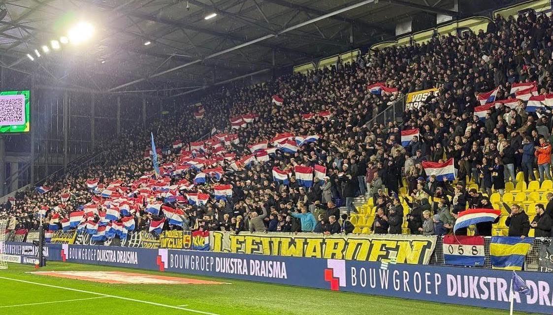 The board of #SCCambuur asked fans to leave their Dutch flags at home yesterday to “keep politics out of football”. They didn’t. 🇳🇱 

#Dutch flags have been displayed across stadiums after the murder of 17-year-old Lisa, killed by a migrant on her way home after a night out.