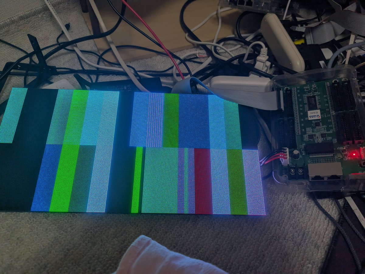 _tonky's tweet image. colorlightのE320が来たのでP1.25につないでみた
設定ソフトに反応なし認識はしてる
レシーバーのテストモード試すと反応なし！
アリエクあるある　＃ledvision #家庭用ledビジョン