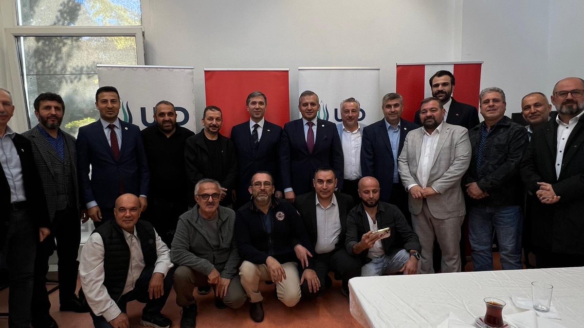 📍Avusturya 

Avusturya temaslarımız kapsamında <a href="/AKPartyForeign/">AK Parti Foreign Affairs</a> Başkan Yardımcımız <a href="/mburaksarman/">Av. M.Burak SARMAN</a> ile <a href="/U_I_D/">Union of International Democrats</a> Bregenz Bölge Başkanlığımızı ziyaret ederek kalbi Türkiye ile atan, vatandaşlarımızın derdiyle hem hal olan kardeşlerimizle bir araya geldik. 

Rabbim birliğimizi,