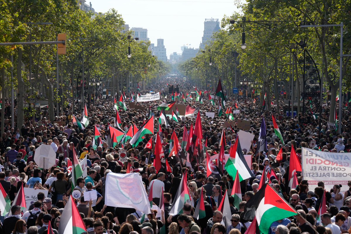 Así está ahora mismo Barcelona en solidaridad con el pueblo de Palestina, en una de las mayores manifestaciones de la historia en esta ciudad catalana rebelde y combativa.