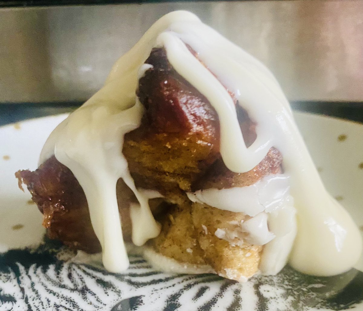 Emmyd47's tweet photo. Wife me up! 😋😋💋#homemadecinnamonbun
#notjustaprettyface https://t.co/dtLFATihMr