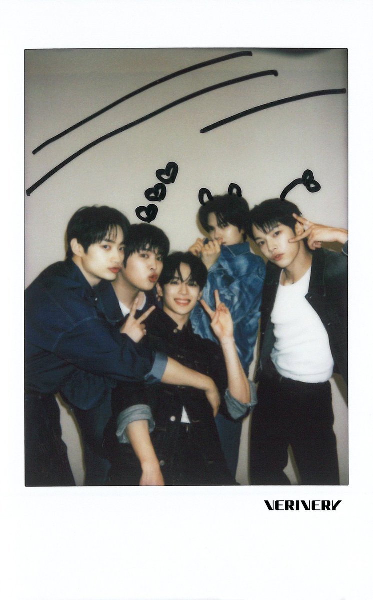 7bellsbears's tweet image. Another veris family photo 🥹🫳
#VERIVERY #familyisforever