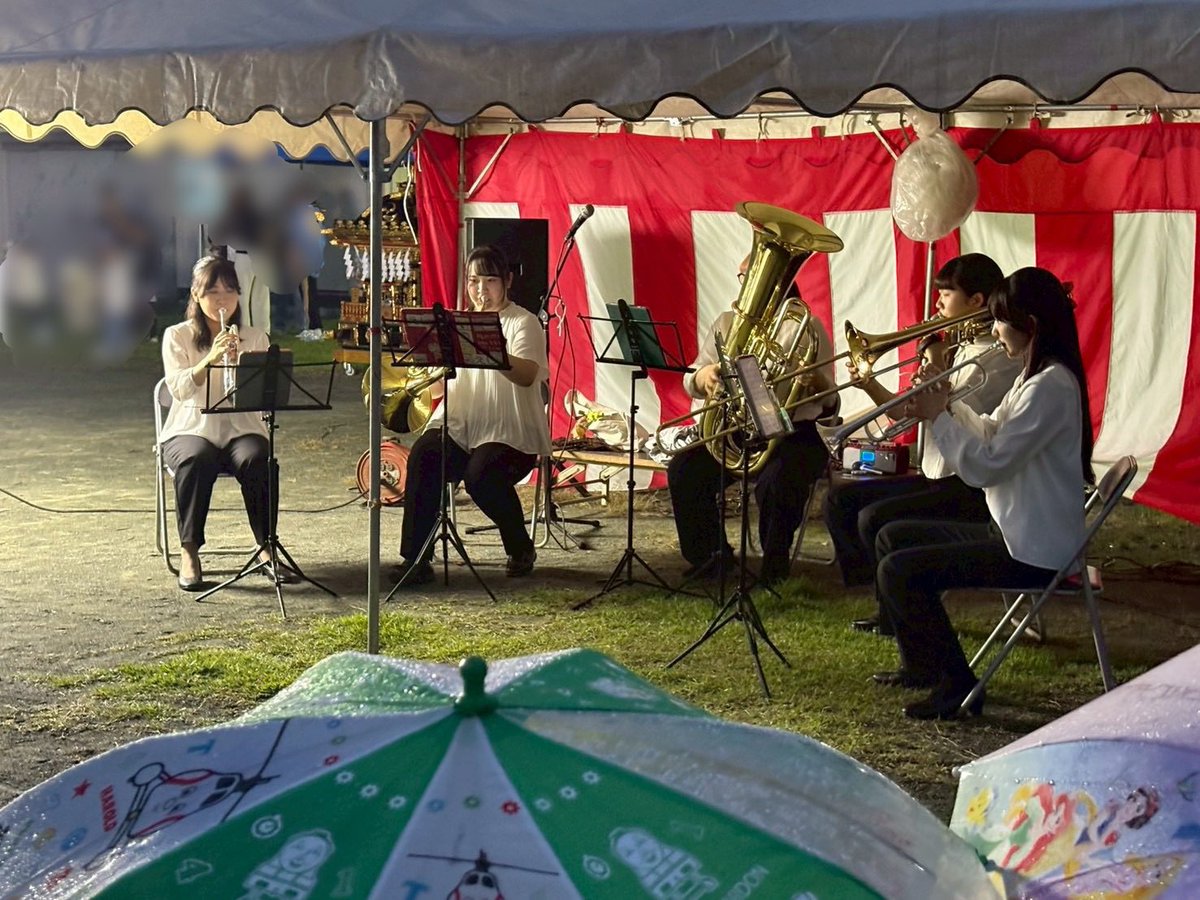 nago_122's tweet photo. 本日は幼稚園で行われた縁日屋台で演奏させていただきました🏮✨
雨の中、小さい子から幅広い世代の方まで歌ったり手拍子をして楽しんでいただけて、とても嬉しい気持ちでいっぱいです！！

追記：ゴリラも一緒に盛り上げてくれました🦍 https://t.co/Wlp488a24F