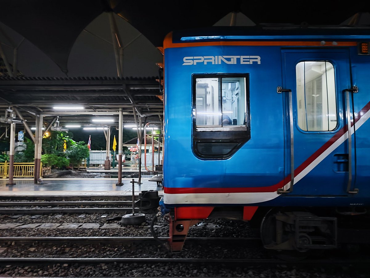 PiPiPiPi01234's tweet image. 🇹🇭先月タイ

パタヤから乗った東線の終着は今もバンコク・フアランポーン。

鉄道好きでなくても、この駅は十分観光になるでしょうね👍️

SL🚂は展示物ですが、🔴客車は🇯🇵からの中古を豪華列車に改造した現役車両！　ピカピカ✨️

人のほぼいない駅構内でこの光景が🆓とは……
