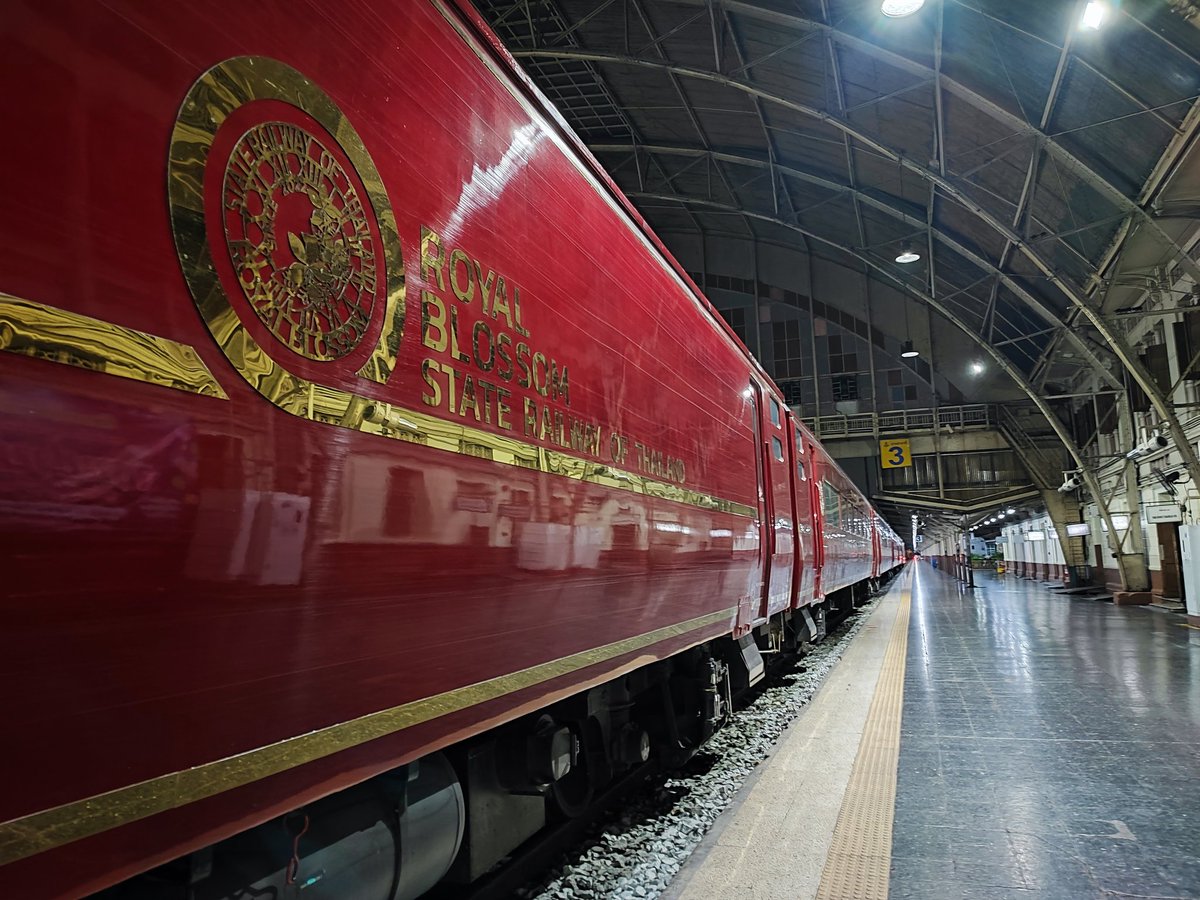 PiPiPiPi01234's tweet image. 🇹🇭先月タイ

パタヤから乗った東線の終着は今もバンコク・フアランポーン。

鉄道好きでなくても、この駅は十分観光になるでしょうね👍️

SL🚂は展示物ですが、🔴客車は🇯🇵からの中古を豪華列車に改造した現役車両！　ピカピカ✨️

人のほぼいない駅構内でこの光景が🆓とは……