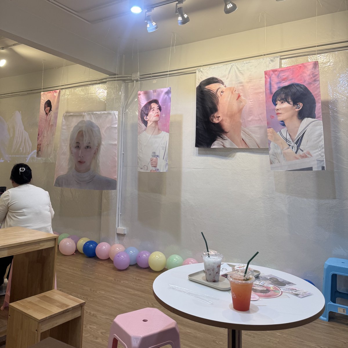 วันนี้ขอบคุณทุกคนนะคะ สนุกมากกกก หมดแรงเลย55555555 พรุ่งนี้มาเจอกันได้อีกหนึ่งวันน้า ของแจกเยอะมากๆ สตาฟที่ชื่อนิกกี้รอเสิร์ฟโมเม้นให้ถึงโต๊ะ😆 

#ItWasNeverACoincidence 🤍💖