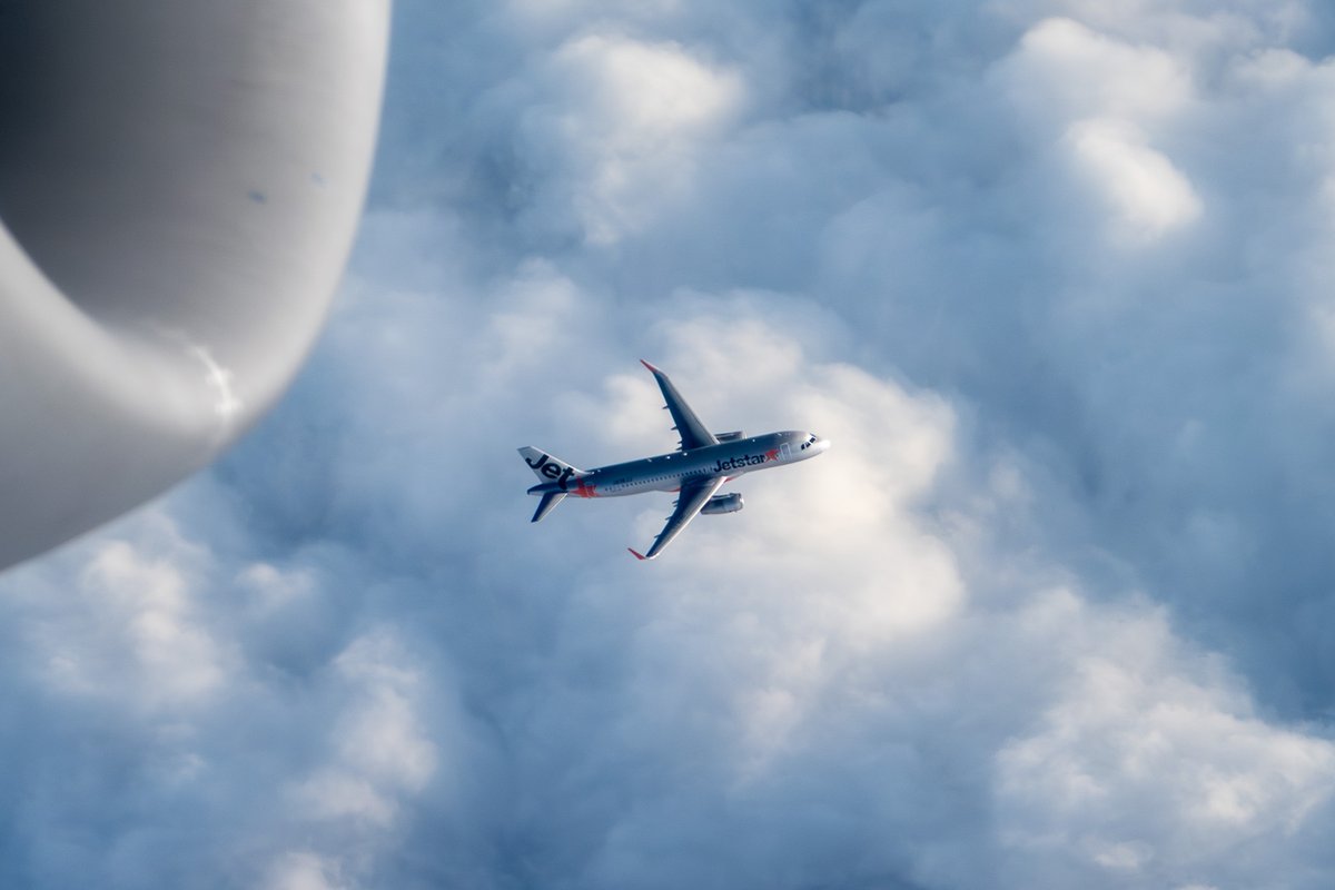 naogoo2's tweet image. JAL323（羽田⇒福岡）の機窓、GK513（成田⇒福岡）を追い抜く！　はっきり見えました～
#JAL #JAL323 #機窓 #一人旅のススメ