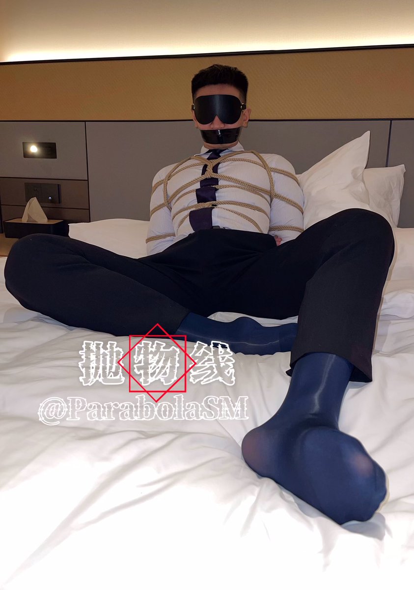 新入职的正装肌肉实习生刚结束了一天的出差任务，疲惫地回到了酒店房间，刚放松下来，却没想到有人早已静候多时，突然从身后把他捂晕，面对如此可口的猎物，轻易放过岂不暴殄天物？所以，应该怎样开始玩弄呢？