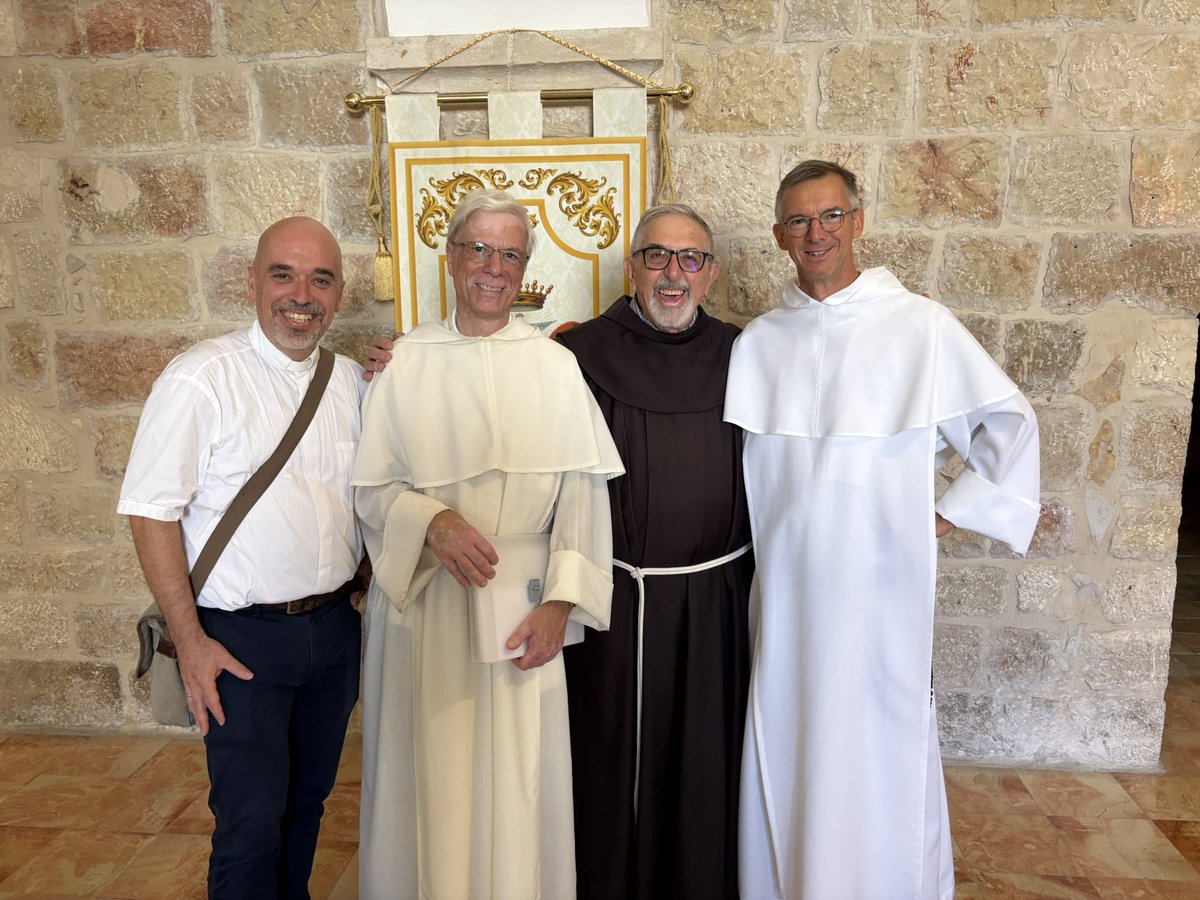 Un jésuite, un franciscain et deux dominicains: ce n’est pas une blague mais la réalité de la fraternité entre n Terre-Sainte ! Bonne fête de la Saint François!
#Jerusalem #Paix #Pray