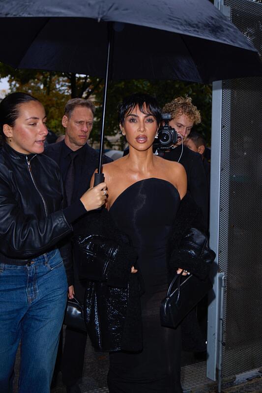KUWTKWorld's tweet image. 📸 Kim Kardashian at the Maison Alaïa show at PFW