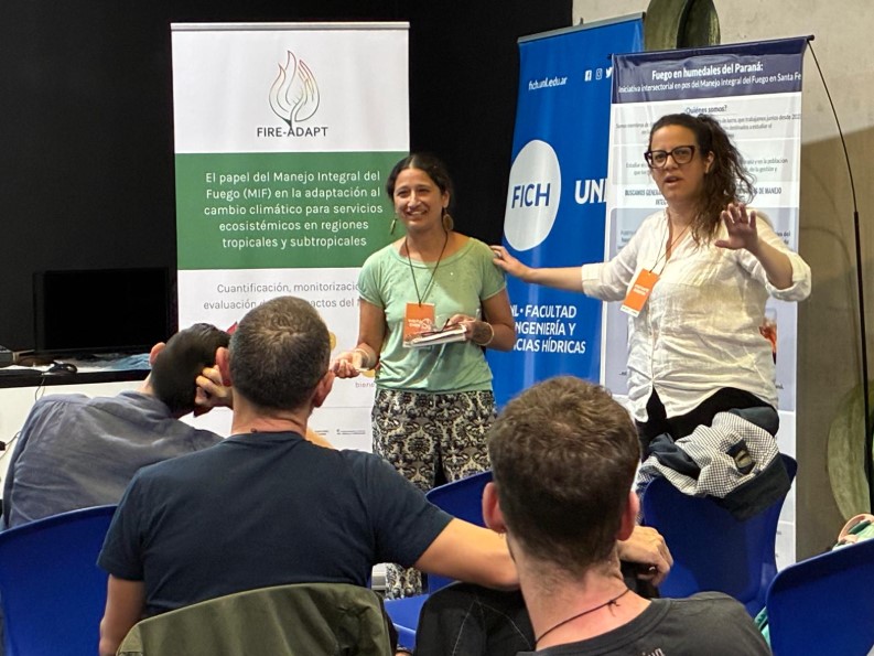 FIRE_ADAPT's tweet photo. 🔥 En Rosario 🇦🇷 dos últimos días del #SHArgentina 🧉

👉Visita al área de las islas frente a la ciudad de Rosario donde a raíz de los #GIF de 2020 se instauran dos perspectivas enfrentadas entre productores y grupos ambientalistas sobre la explotación ganadera de los humedales y uso del fuego.  
👉Conversas con ambos colectivos y debate interno sobre recomendaciones para implementar un programa de #MIF en la provincia de Santa Fe.

Han sido dos semanas intensas de aprendizaje, de compartir espacios, conocimientos y experiencias. Gracias @aylencarrasco4 #ZuleicaMarchetti @VirginiaVenturini @UnlFich, a #BriánFerrero @amillandevera #UNRaf @CONICETDialoga, a  @fran10diaz @protcivilstafe y @JayMistry #CobracollectiveUK por hacerlo posible. 🙌

Próxima parada, #SHItalia en 2026!