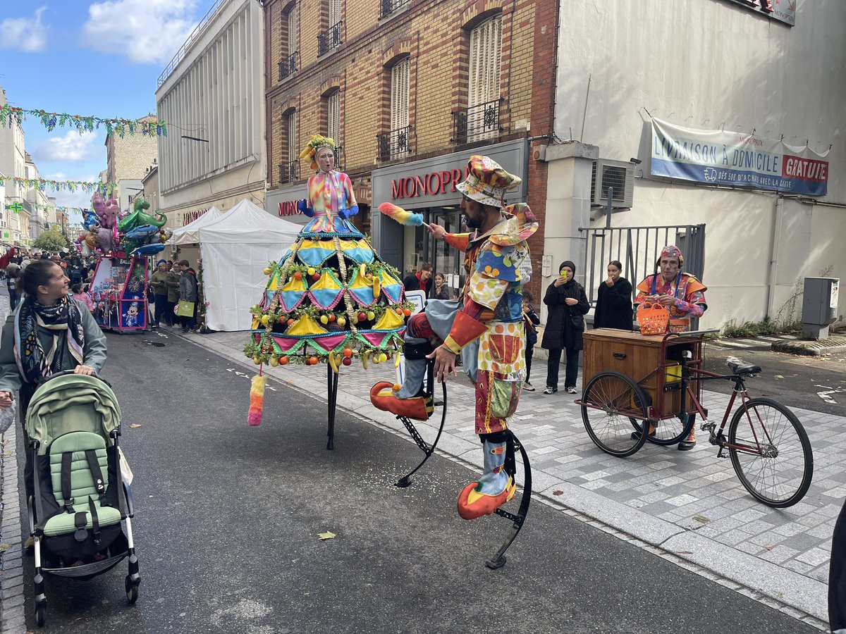 Aujourd’hui entre deux nuages, la fête de la rue des Bourguignons d’#Asnieres-sur-Seine vous accueille avec plein d’animations commerciales. N’hésitez pas à profiter de ce moment de convivialité. Sans oublier à partir de 18h00 la soirée food-truck place Beltrame et 20h00.