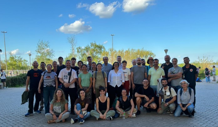 FIRE_ADAPT's tweet photo. 🔥 En Rosario 🇦🇷 dos últimos días del #SHArgentina 🧉

👉Visita al área de las islas frente a la ciudad de Rosario donde a raíz de los #GIF de 2020 se instauran dos perspectivas enfrentadas entre productores y grupos ambientalistas sobre la explotación ganadera de los humedales y uso del fuego.  
👉Conversas con ambos colectivos y debate interno sobre recomendaciones para implementar un programa de #MIF en la provincia de Santa Fe.

Han sido dos semanas intensas de aprendizaje, de compartir espacios, conocimientos y experiencias. Gracias @aylencarrasco4 #ZuleicaMarchetti @VirginiaVenturini @UnlFich, a #BriánFerrero @amillandevera #UNRaf @CONICETDialoga, a  @fran10diaz @protcivilstafe y @JayMistry #CobracollectiveUK por hacerlo posible. 🙌

Próxima parada, #SHItalia en 2026!