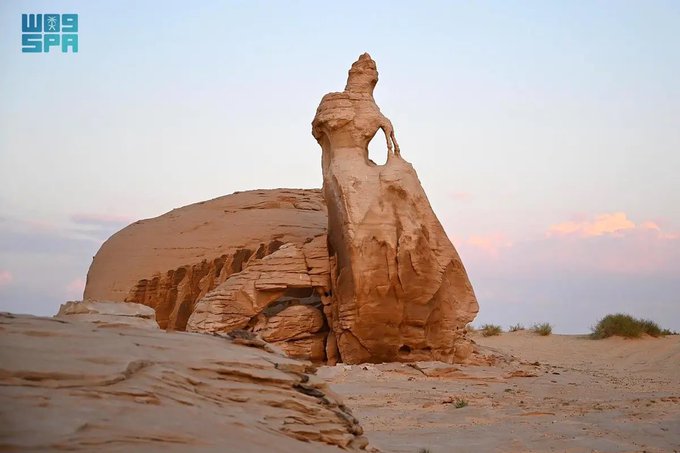 تكوين جيولوجي فريد يُشبه عروسًا تمسك بثوبها وسط #الرمال، ويعود تاريخ هذا المعلم الطبيعي إلى أكثر من 460 مليون سنة.

"صخرة العروسة" في #العلا 

#السعودية #ولي_العهد