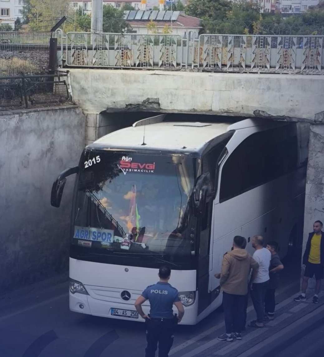 Kayseri'ye deplasmana giden Ağrıspor'un takım otobüsü alt geçide sıkıştı.