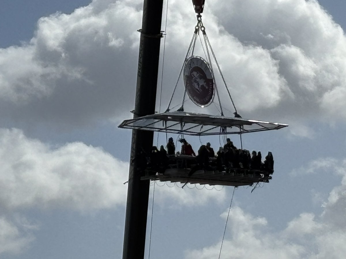 flutter61's tweet image. Not sure I fancy a drink up there @paris_longchamp 😳🐎🇫🇷