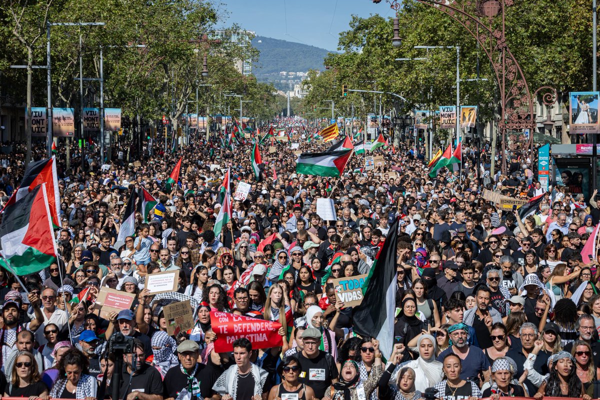 laccent's tweet photo. Històrica manifestació de suport a Palestina a Barcelona #freepalestine
#StopGenocideNow https://t.co/AjFVXs8cCS