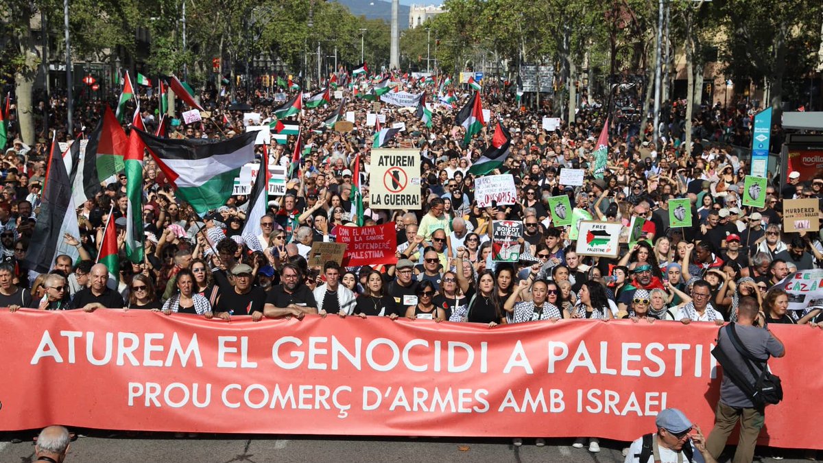 laccent's tweet photo. Històrica manifestació de suport a Palestina a Barcelona #freepalestine
#StopGenocideNow https://t.co/AjFVXs8cCS
