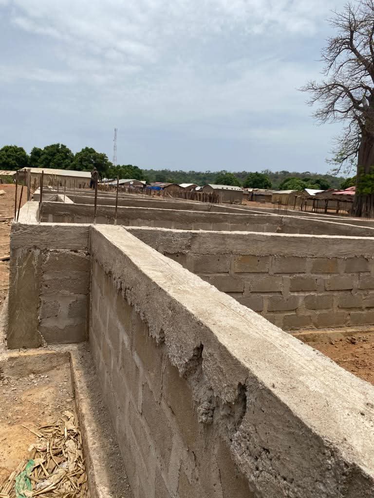DelphineSankara's tweet photo. 🔴Histoire/Empire du Mandé !
Un Afro-Américain🇺🇸, a décidé de reconstruire le Palais Royal de #Soundiata à #Niani en Guinée🇬🇳 (photo).
Je suis resté longtemps sur le chantier à réfléchir et à contempler les fondations ultramodernes qui, de toute évidence, ne ressemblent pas https://t.co/WLyXfufoqH